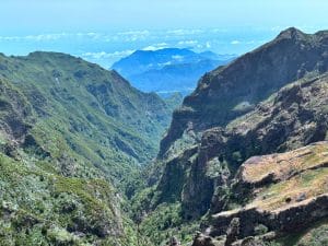 Widok ze szlaku na Pico Ruivo - Madera