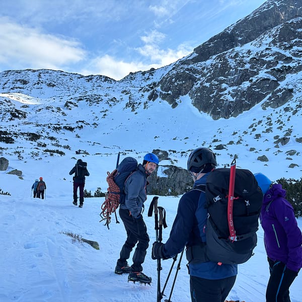 Szlak na Przełęcz Karb